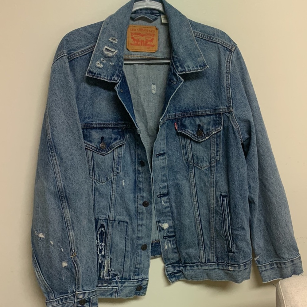 Levi Distressed Denim Jacket NWOT